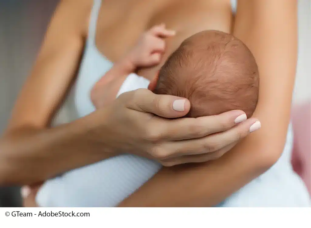 Mutter mit Baby bei Stillberatung