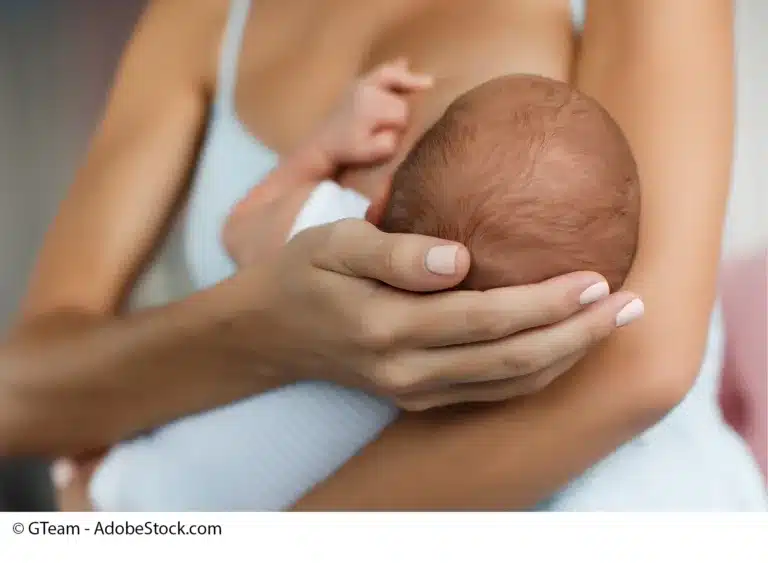 Mutter mit Baby bei Stillberatung