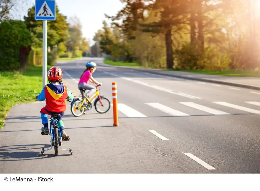 Schule Verkehrserziehung Schulweg LeManna iStock 1310161616