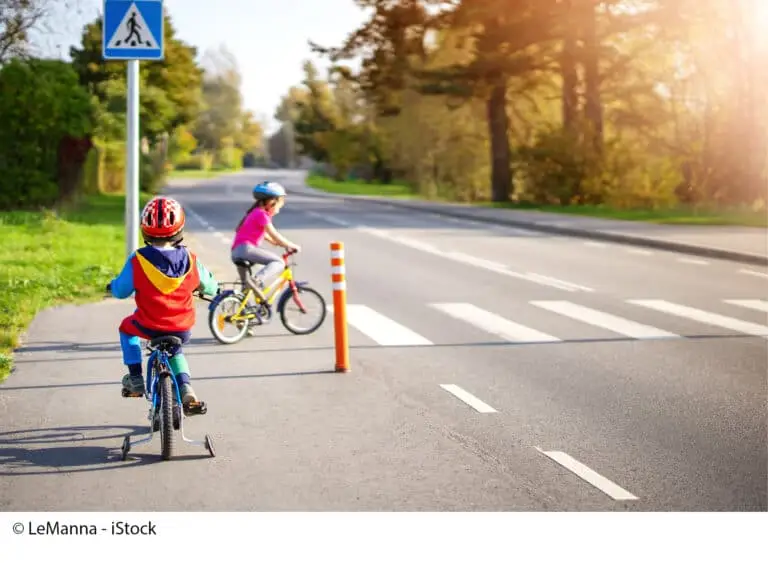 Schule Verkehrserziehung Schulweg LeManna iStock 1310161616