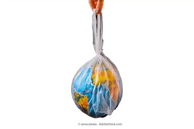 Plastik Erde in Plastiktüte