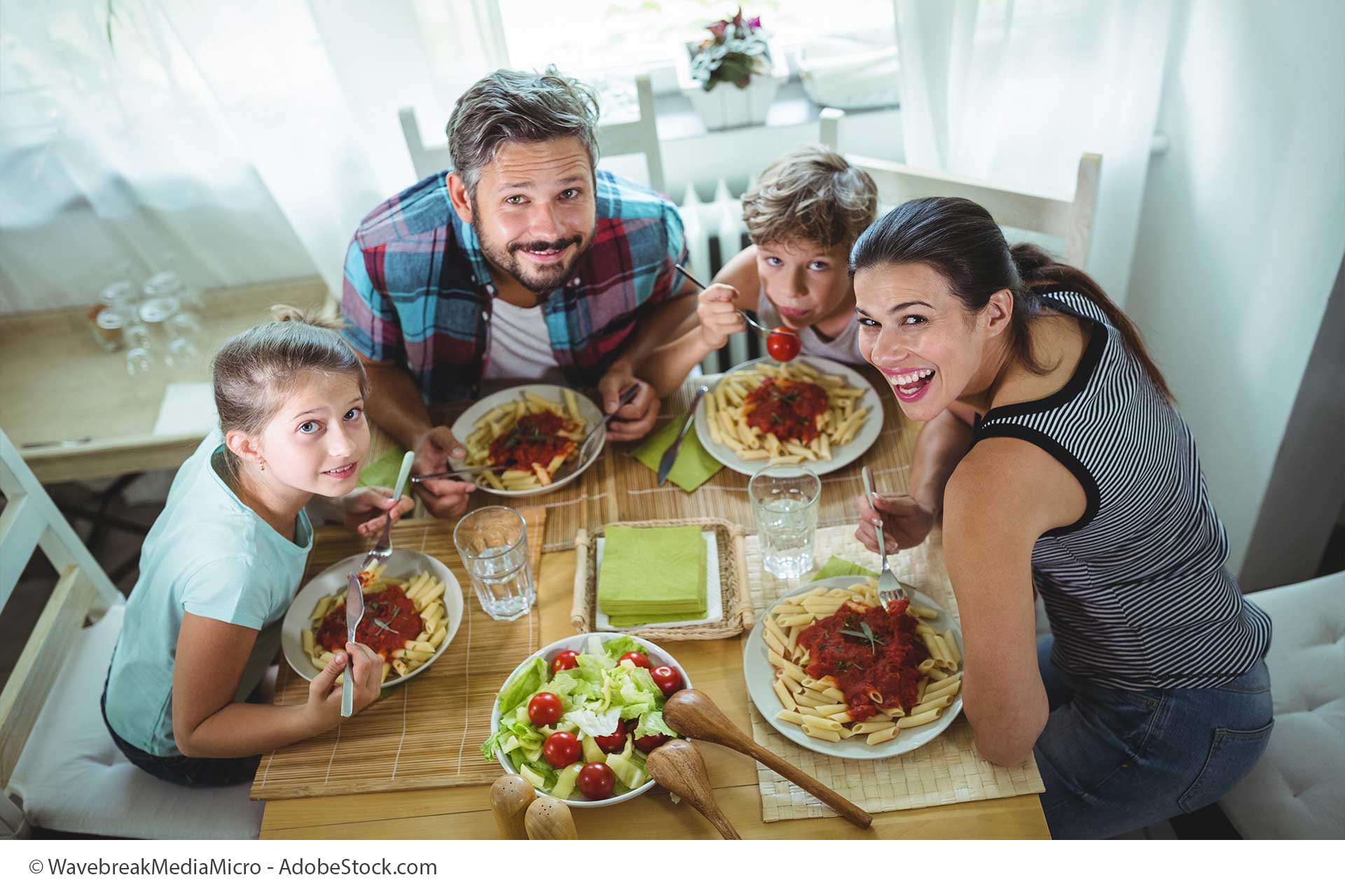 Kochen und Essen mit Kindern Gemeinsames Essen Familientisch