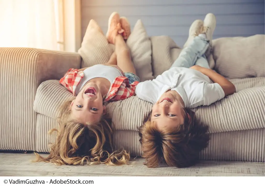 Familie verbringt einen Regentag gemütlich drinnen