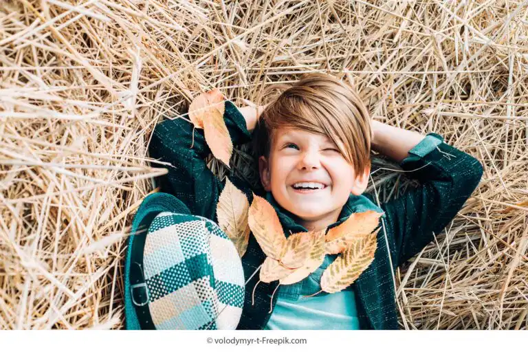 Kind im Heu 398052942 volodymyr t Freepik